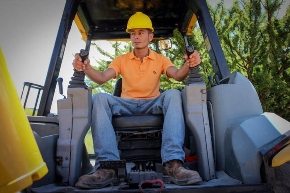 Miguel confiesa que le gustaría independizarse, comprarse una máquina, y saber usar la excavadora, que es un aparato más grande. (LUIS SÁNCHEZ. EL UNIVERSAL)