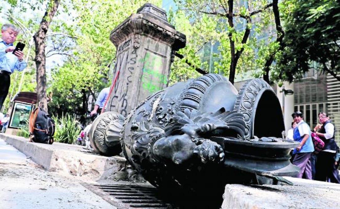 El jarrón de bronce que estaba ubicado en Avenida Reforma, entre el tramo que va de Bucareli al Monumento a Cristóbal Colón, fue derribado el 19 de septiembre por el terremoto (ARCHIVO EL UNIVERSAL)