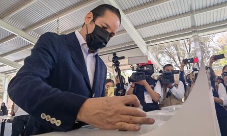Francisco Domínguez acude a emitir su voto; Querétaro hoy elige nuevo gobernador 