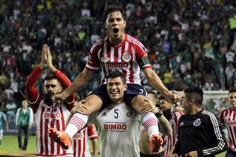 Bravo estaría 2 años más con Chivas
