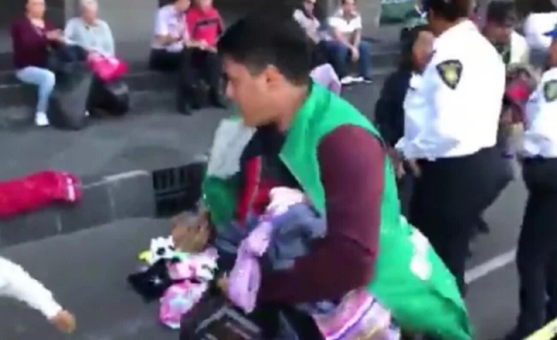 Inspectores de CDMX se llevan productos de artesanos indígenas en el Zócalo