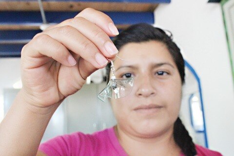 Crean bisutería con botellas de plástico