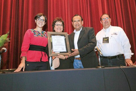 Reconocen a Julia Palacios