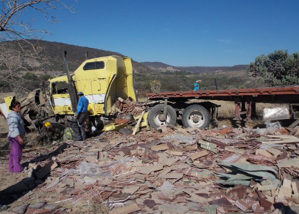 Tráiler sale del camino