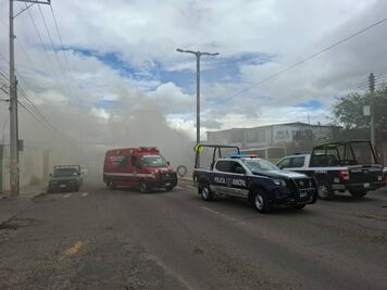 Tractocamión provoca incendio en San Juan del Río tras impactar vehículos y una vivienda