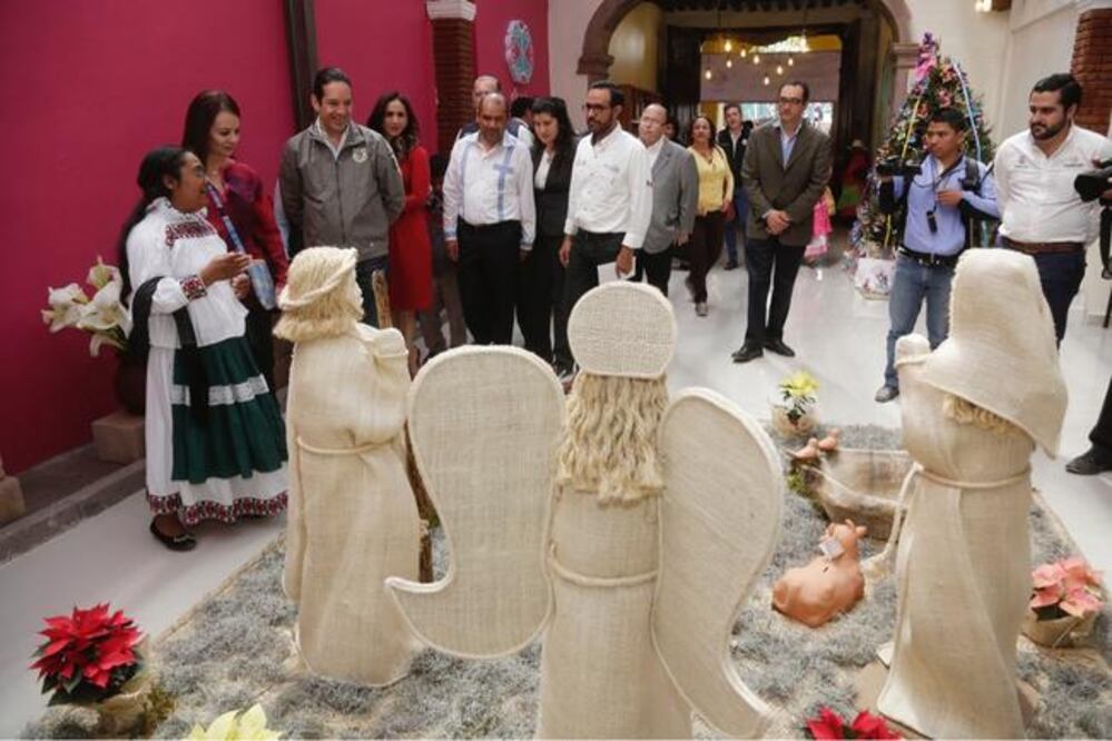 El gobernador Francisco Domínguez, junto a la titular de la CDI, Nuvia Mayorga, inauguraron la Casa de las Artesanías Doni, en donde se comercializarán los productos que elaboran más de 54 mujeres indígenas de esta localidad. (RICARDO LUGO. EL UNIVERSAL)
