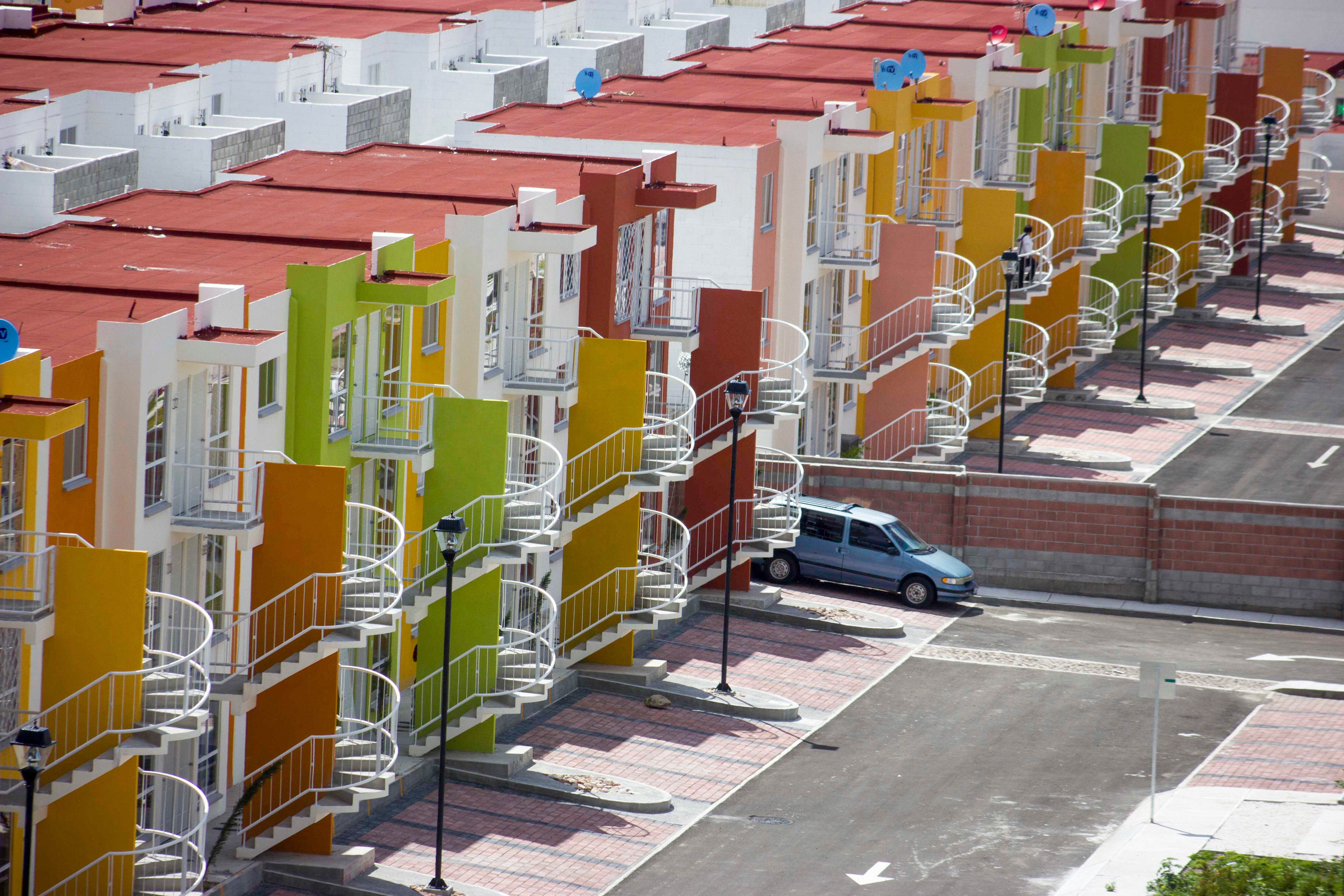 Infonavit entrega 300 escrituras de vivienda