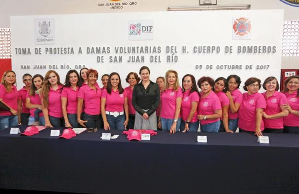 Karina Castro encabezó la toma de protesta al Voluntariado de los Bomberos de San Juan del Río. (ESPECIAL)