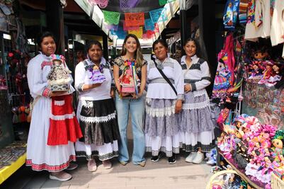 Celebran el Día de Muertos con arte y cultura en el Mercado Artesanal 