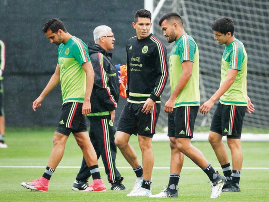 Hasta una alineación completa del Tricolor cambia cada 20 minutos. (JOSÉ MÉNDEZ. EFE)