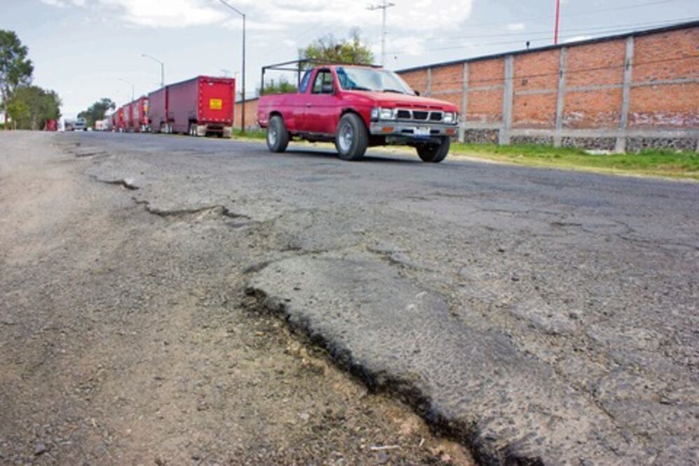 Piden reparar baches en SJR