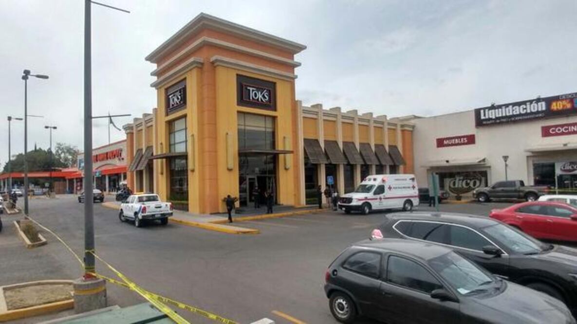 La víctima estaba acompañado de dos personas, pero ninguna resultó herida, los hechos se registraron al interior de una plaza pública, las autoridades trabajan para dar con los responsables (ALMA CÓRDOVA. EL UNIVERSAL)