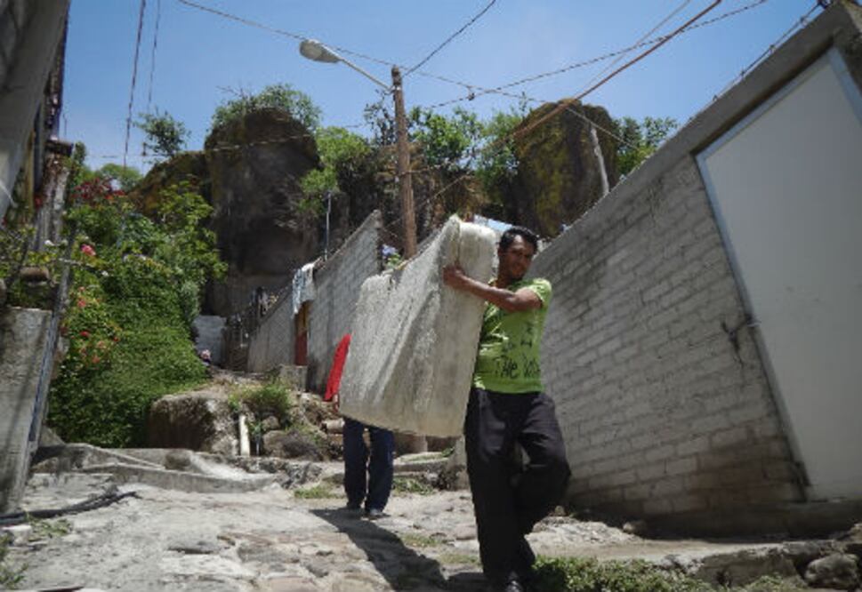 Desalojan barrio por temor a derrumbes