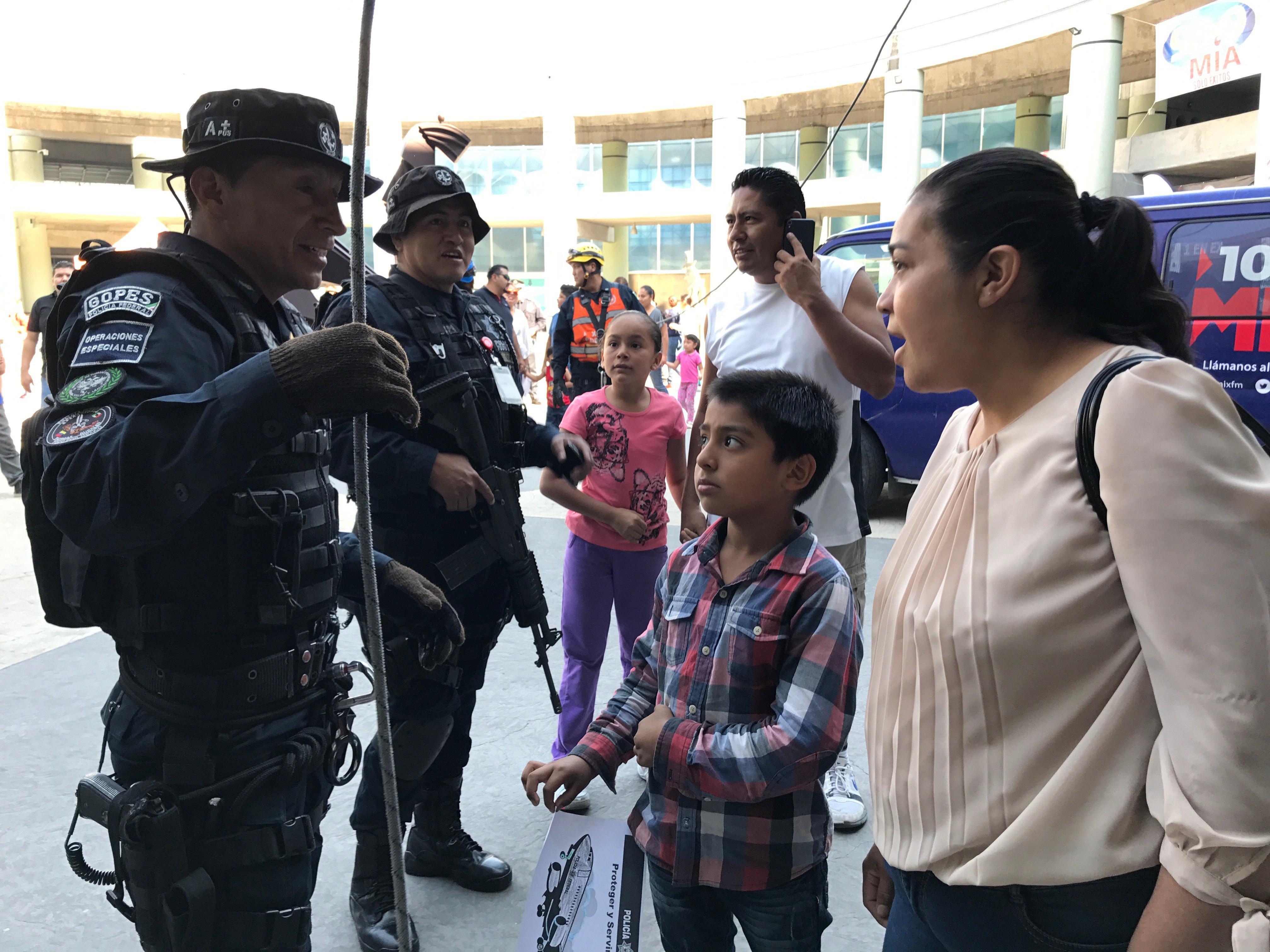 Niños juegan a ser adultos