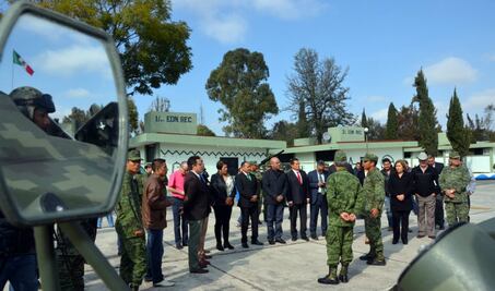 Se reúne Marcos Aguilar con militares