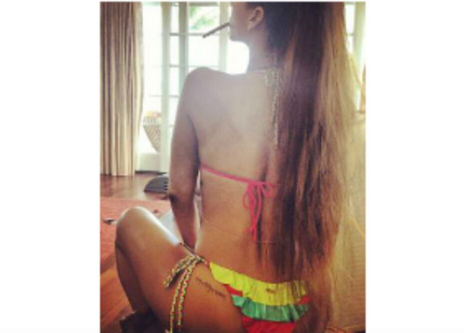 Rihanna luce su abdomen en bikini