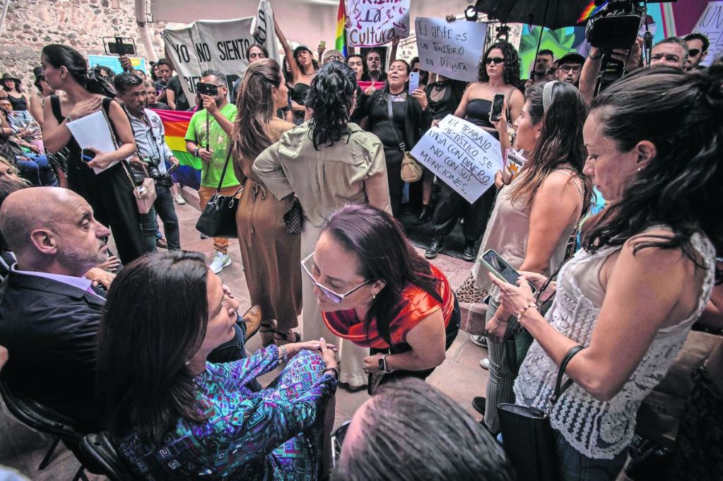 No bajarán  la guardia, artistas quieren fuera a  Marcela Herbert