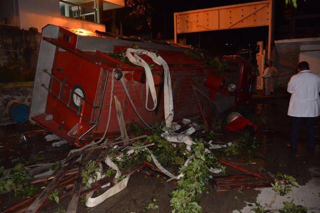 Alrededor de las 22:00 horas, un camión de bomberos de Pemex volcó en la zona de la terminal marítima cuando bajaba de la zona de tanques de almacenamiento (CORTESÍA)