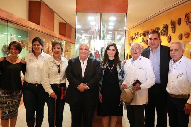 Donan premios del cineasta Rosalío