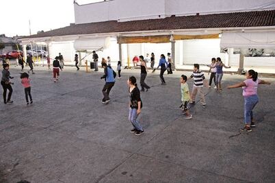 Ensayan para la fiesta de la Santa Cruz