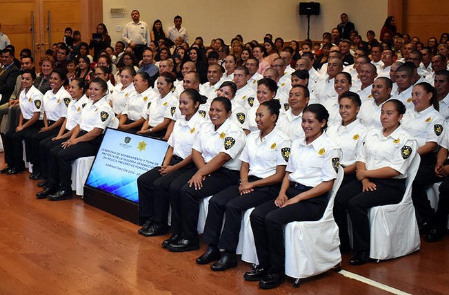 En su mensaje ante los nuevos policías el alcalde capitalino dijo que asumen responsabilidades con todos los habitantes, luego de haber enfrentado y superado obstáculos en su formación (ESPECIAL)