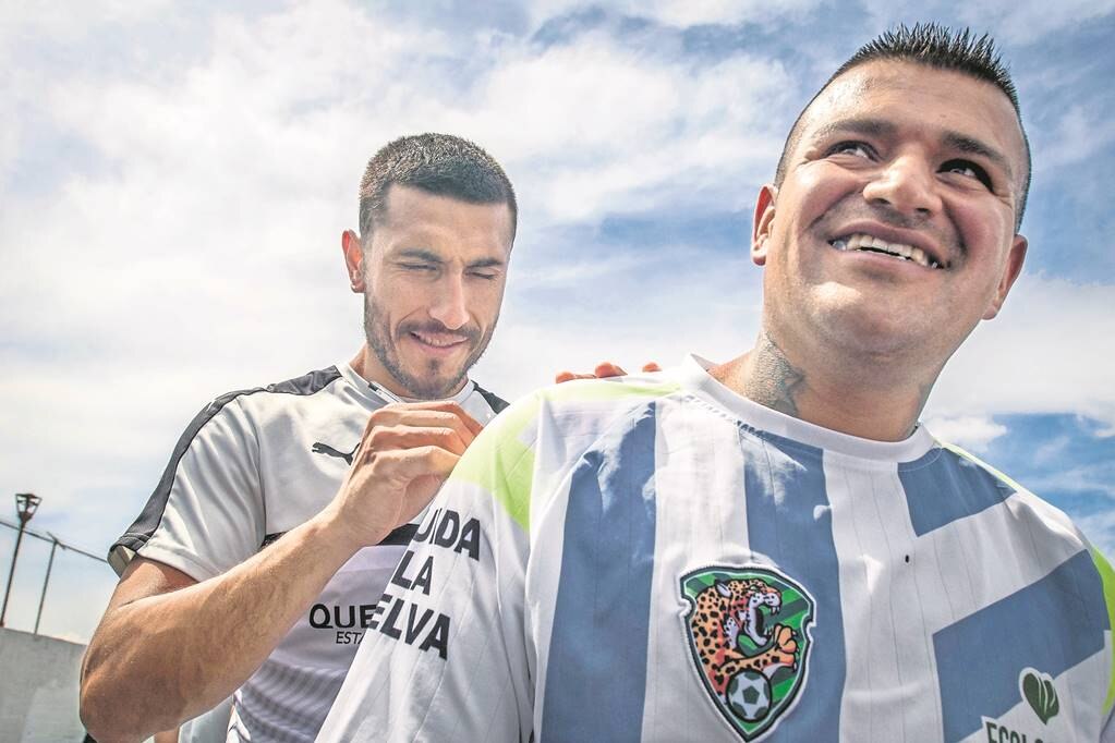 Los futbolistas firmaron autógrafos, compartieron trucos y recomendaron el deporte como una forma de rehabilitación (RICARDO LUGO)