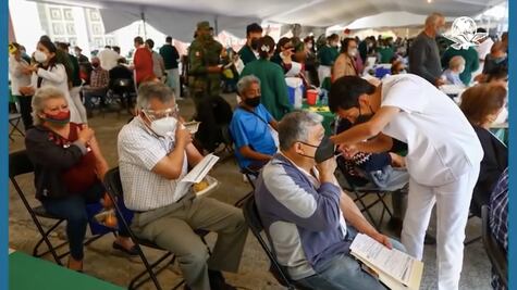 Muere abuelito mientras esperaba en auto aplicación de vacuna contra Covid-19 en Hidalgo