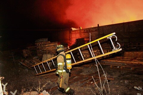 Explosión provoca voraz incendio