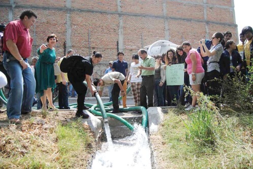 Vierten pipas para salvar el río San Juan