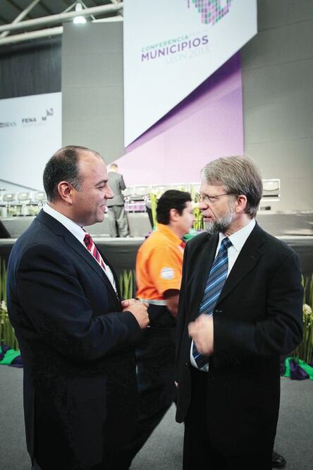 Loyola en conferencia de municipios