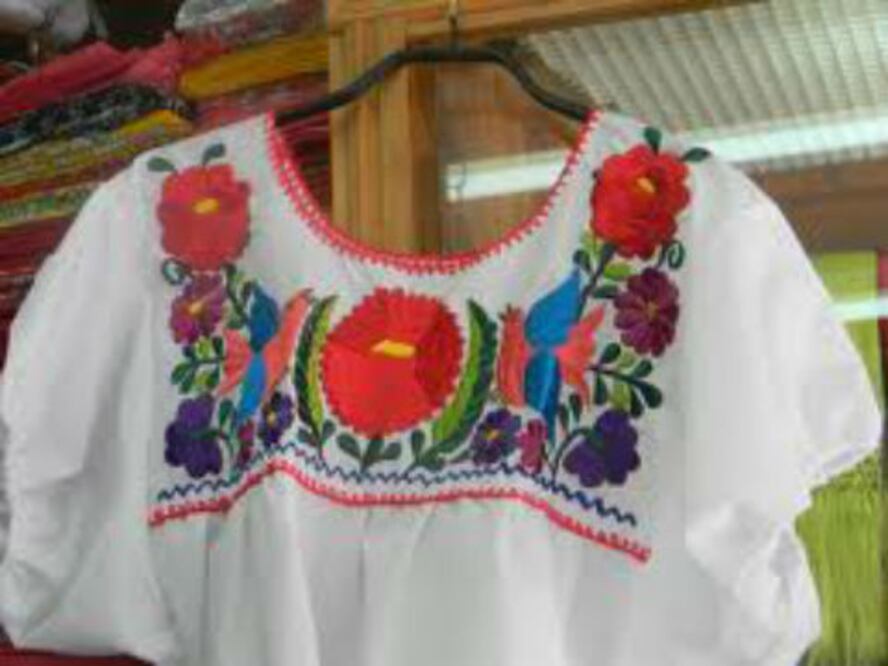 UAQ lanza marca de ropa y accesorios