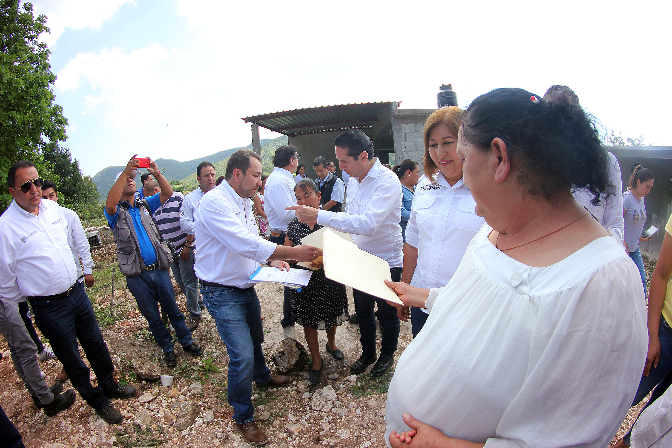 Entrega Domínguez caminos y apoyos a escuelas en la Sierra