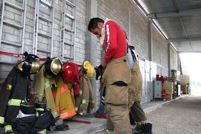 Dólar frena a bomberos
