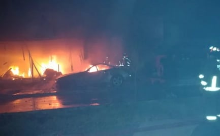Incendian lote de autos blindados en Cancún, Quintana Roo