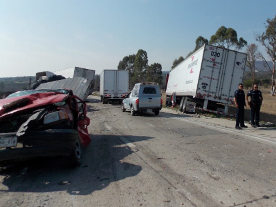 Tráiler arrasa con cuatro en libramiento