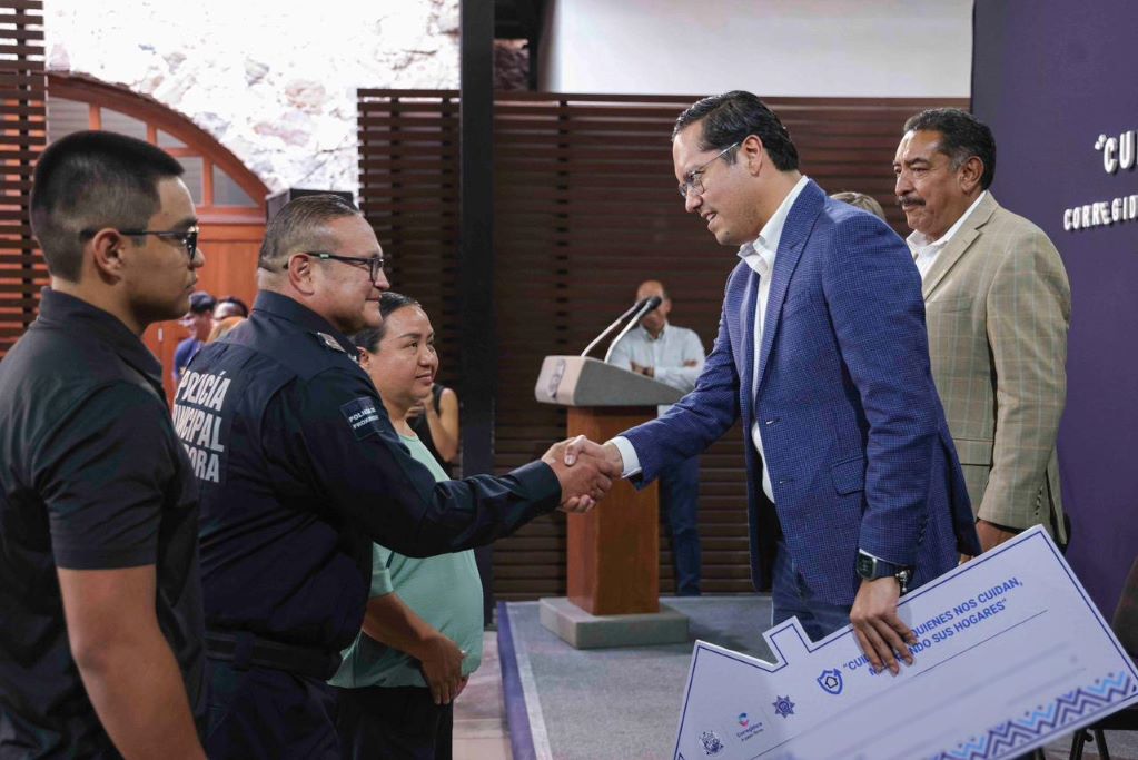 En Corregidora entregan incentivos a 50 policías