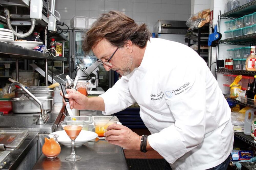 Ginés José Nicolás preparó más de seis platillos para ser degustados en la primera velada dedicada a la gastronomía internacional en el Casino Caliente de Querétaro.