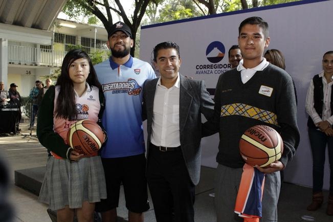 Sosa anuncia que crecerá programa de becas escolares