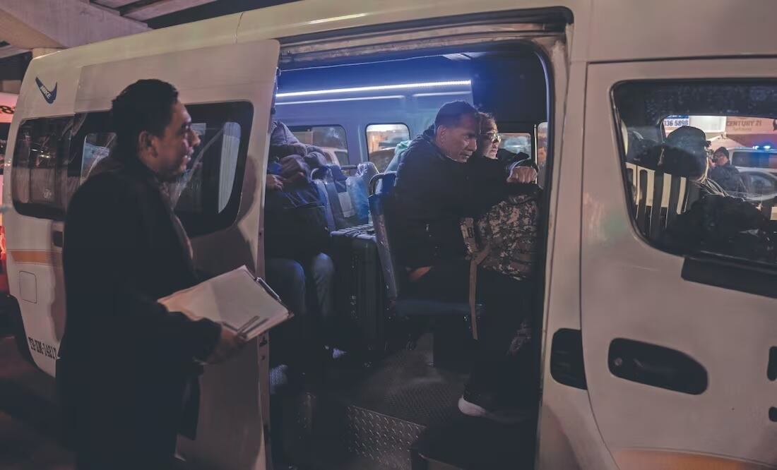 Los migrantes son retirados del puerto fronterizo El Chaparral por autoridades mexicanas en Tijuana, Baja California. Foto: de AIMEE MELO. EL UNIVERSAL