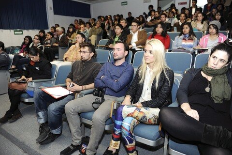 Periodista platica con universitarios