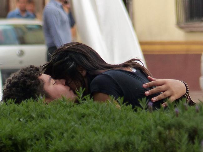 La "enfermedad del beso" puede ser adquirida por quedar expuesto a alguien que toe o estornuda, o al compartir un vaso o utensilio.