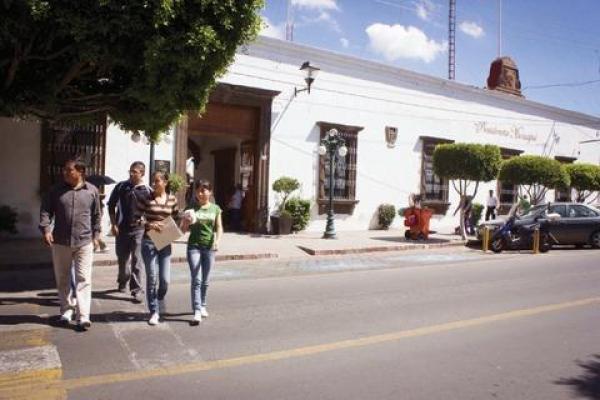 Descartan dar continuidad a contralora en SJR