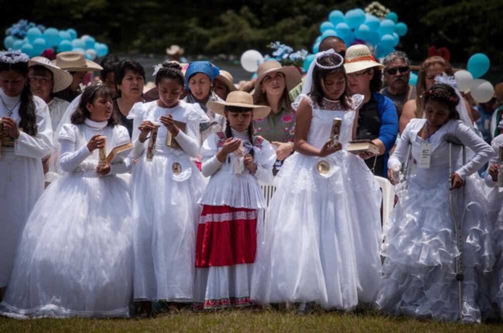 Durantela celebracióndelos 100 años de las apariciones de la Virgen de Fátima y frente a más de 15 mil fieles, menores recibieron la Primera Comunión en La Pere. (Fotos: RICARDO LUGO)