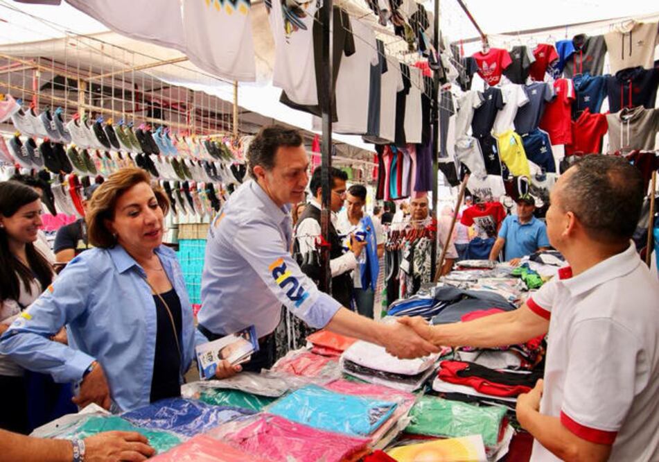 Comerciantes del mercado de la Cruz piden al candidato reconstruir la Secretaría federal de Seguridad Pública tras la violencia que se vive en el estado vecino. Foto: ESPECIAL