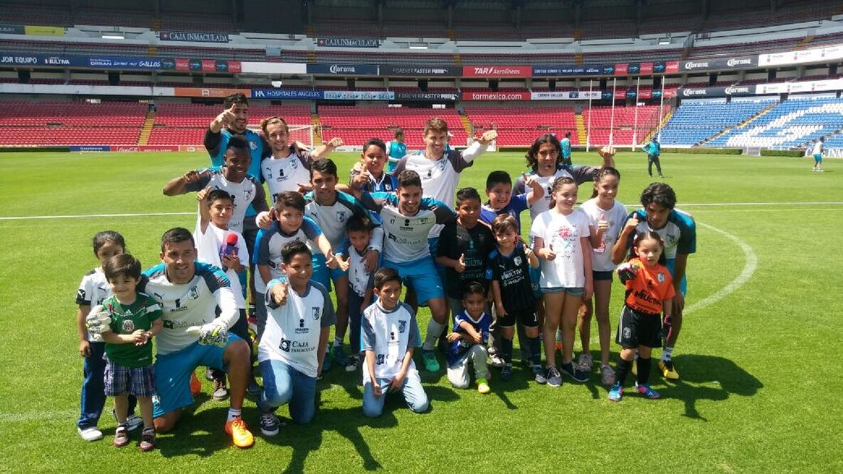 Los peques dieron muestra de sus dotes y los jugadores colaboraron para hacerlos sentir en un duelo digno de la Liga MX. FOTO: EL UNIVERSAL