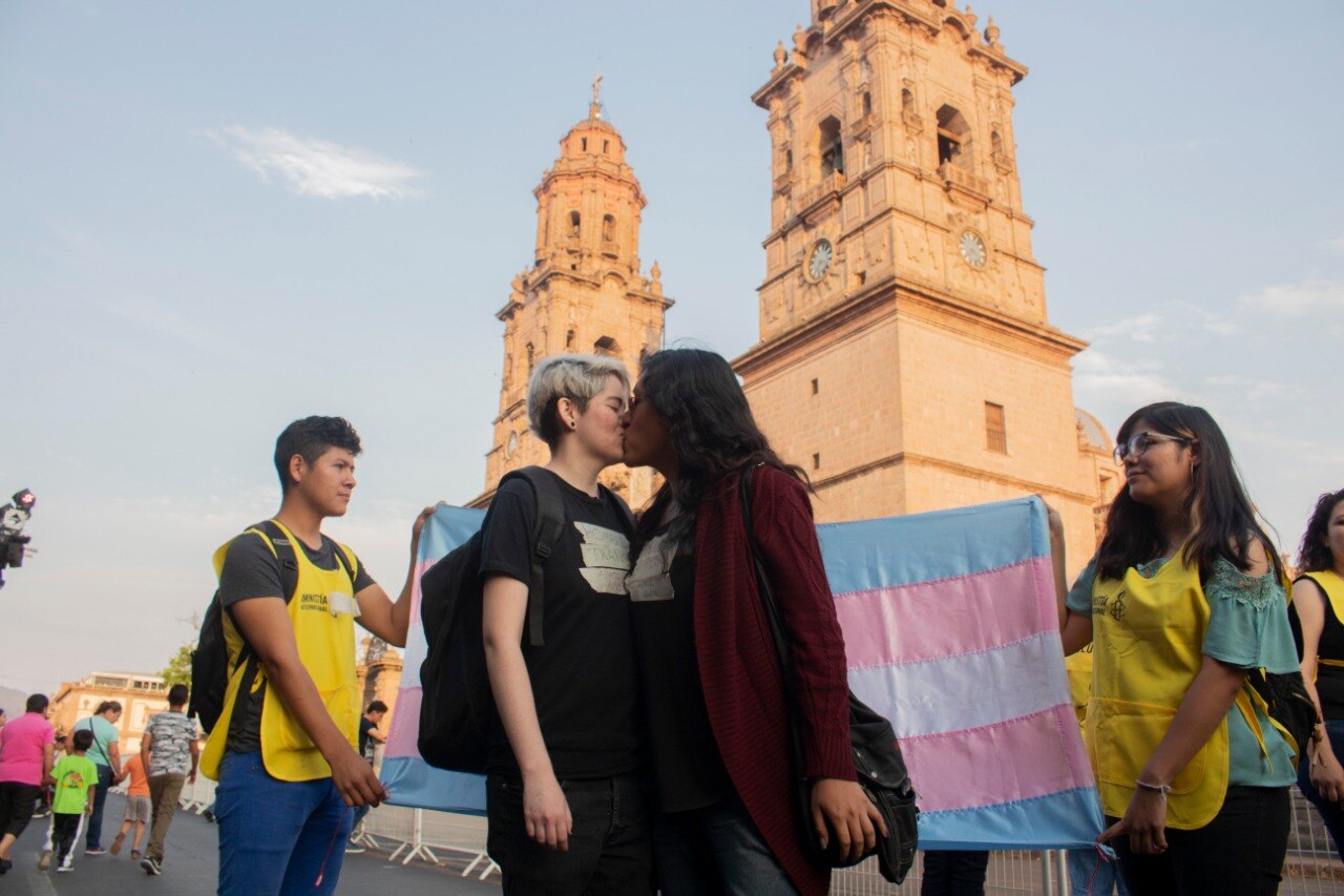 Realizan “Besatón” en Morelia, en el marco del Día Internacional contra la Homofobia