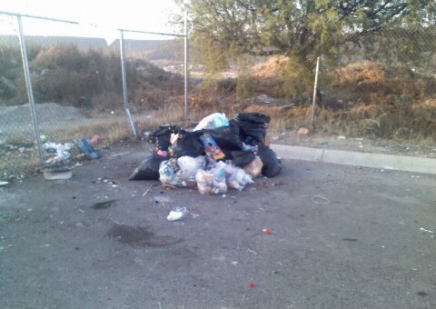 Vecinos viven en medio de la basura