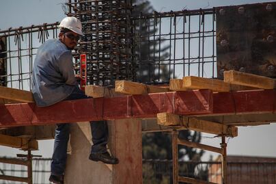 Estacionamiento del mercado de La Cruz tiene avance de 85%