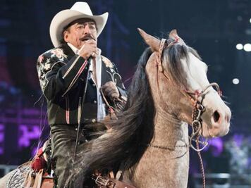 Le llueve agua y brasieres a Joan Sebastian 