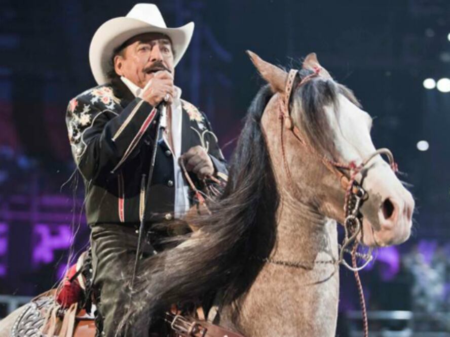 Le llueve agua y brasieres a Joan Sebastian